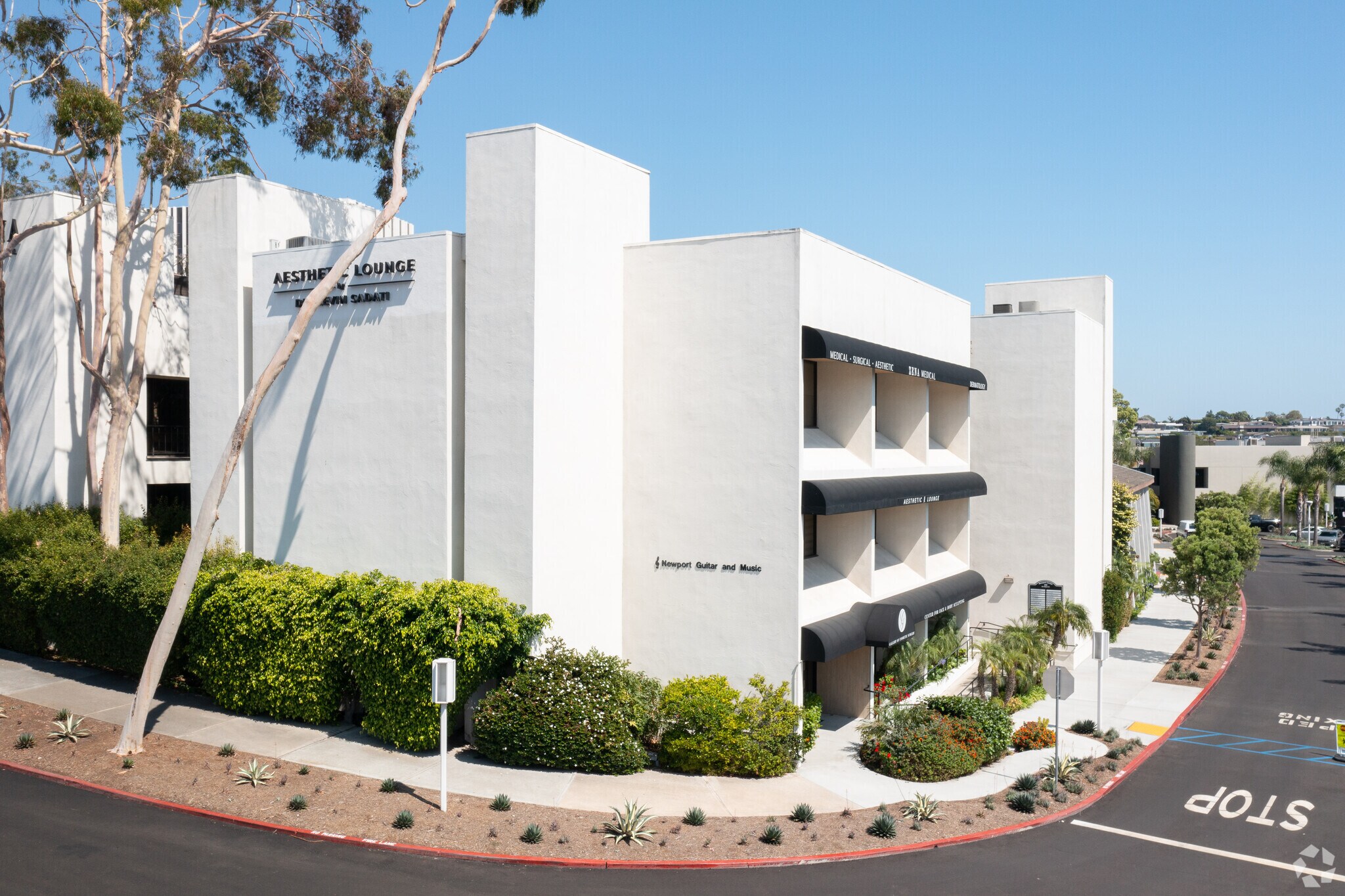 359 San Miguel Dr, Newport Beach, CA à vendre Photo du bâtiment- Image 1 de 1