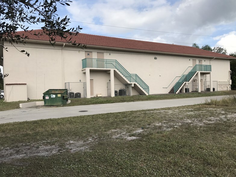1326 SE Malabar Rd, Palm Bay, FL à vendre - Photo du bâtiment - Image 2 de 7