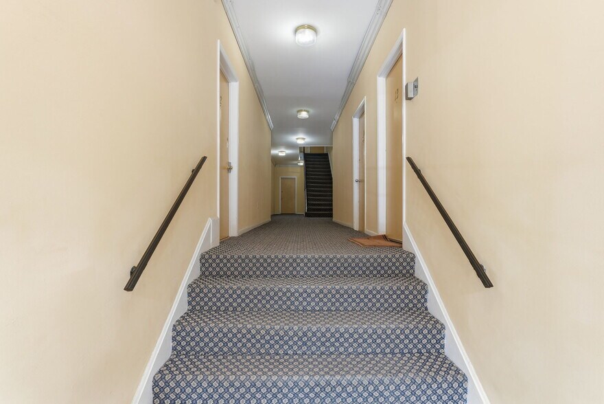 320 Constitution Ave NE, Washington, DC à vendre - Hall d’entrée - Image 3 de 10