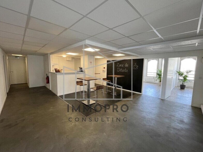 Office in Rouen for lease - Building Photo - Image 2 of 12