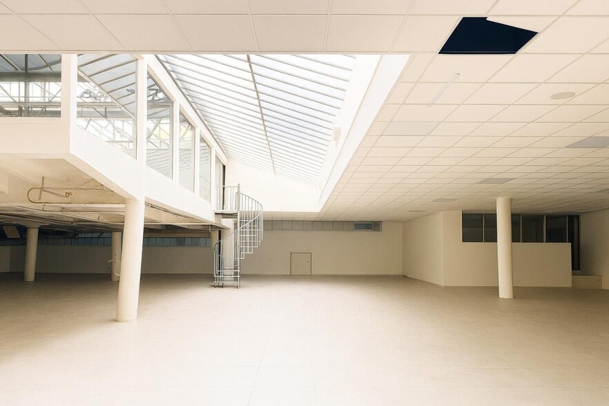 Place Etienne Pernet, Paris for lease - Interior Photo - Image 3 of 5