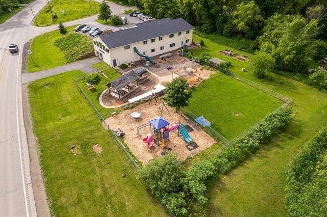 3900 Cedar Ct, Suamico, WI à vendre - Photo du bâtiment - Image 2 de 46