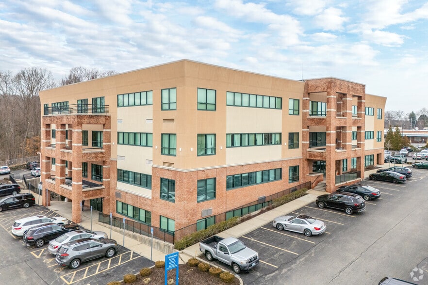 1526 Atwood Ave, Johnston, RI à louer - Photo du bâtiment - Image 2 de 16