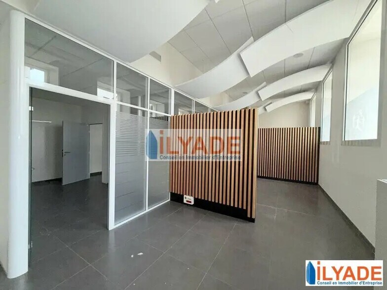 Retail in La Ciotat for lease - Interior Photo - Image 3 of 12