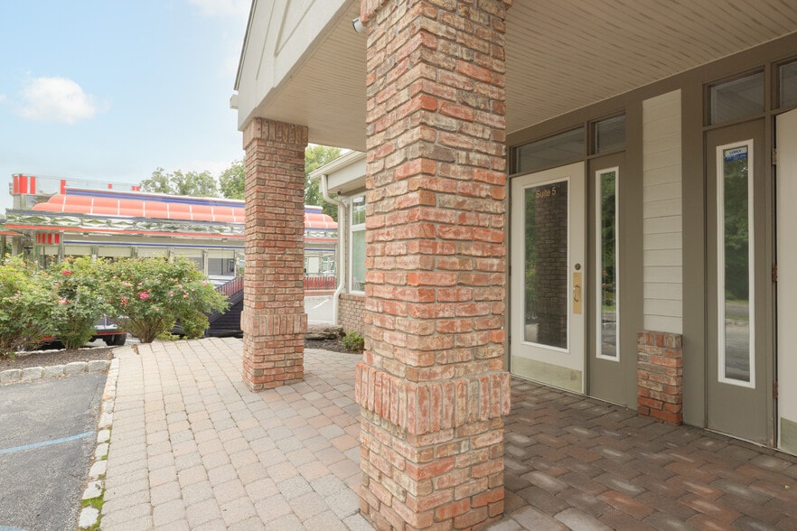 516 NY-303, Orangeburg, NY for lease - Building Photo - Image 3 of 34