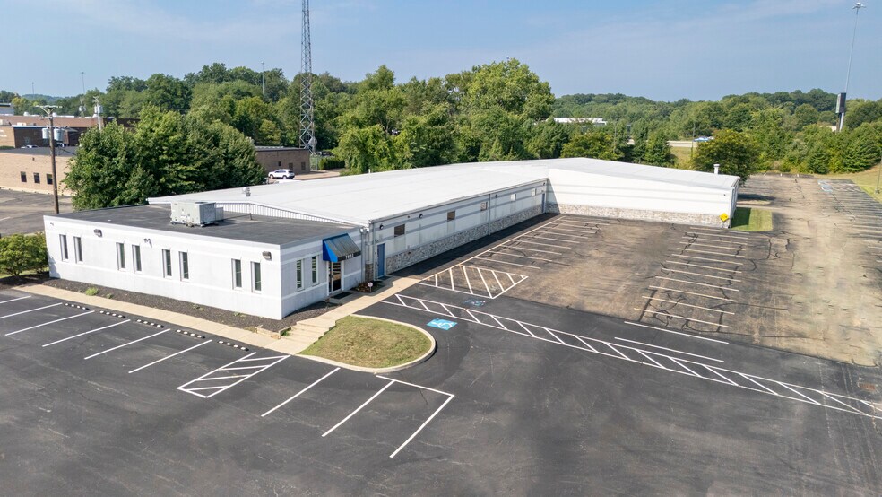 7801 NW Freedom Ave, North Canton, OH à louer - Photo du bâtiment - Image 2 de 13