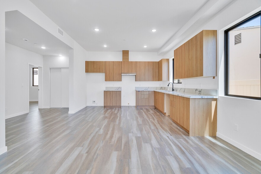 5622 Willowcrest Ave, North Hollywood, CA for sale - Interior Photo - Image 3 of 14