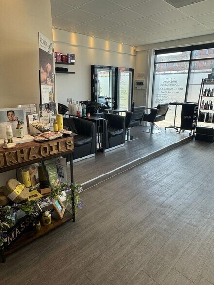 198 Sandhills Av, Leicester à vendre - Photo du bâtiment - Image 2 de 22