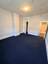 47-61 Langley Rd, Newton, MA à louer Photo intérieure- Image 1 de 2