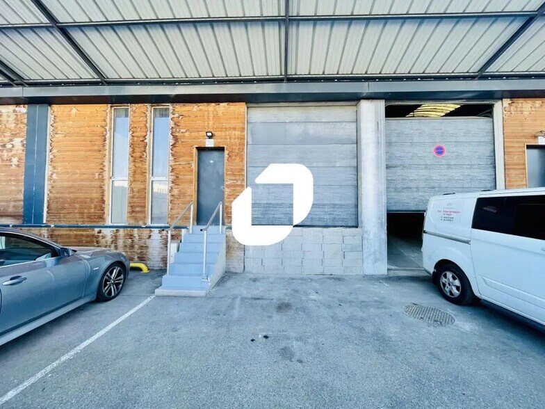 Flex dans Saint-Priest à louer - Photo du bâtiment - Image 2 de 7