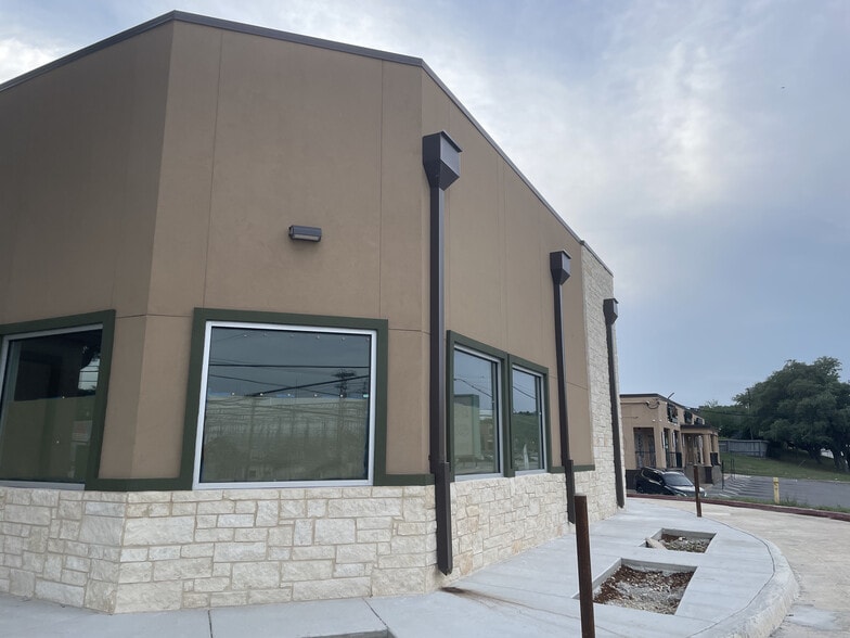5203 Fredericksburg Rd, San Antonio, TX for lease - Building Photo - Image 2 of 4