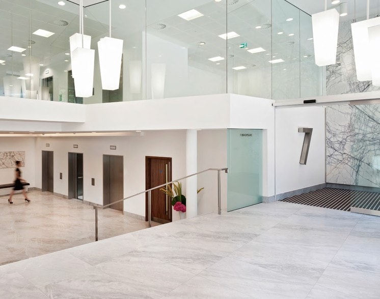 7 Bishopsgate, London for lease - Lobby - Image 3 of 31