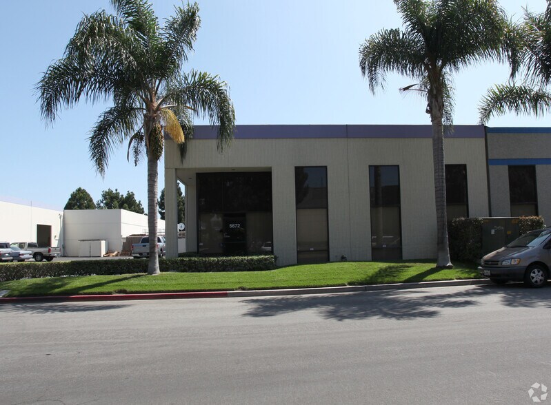 5672 Buckingham Dr, Huntington Beach, CA à louer - Photo du bâtiment - Image 2 de 6