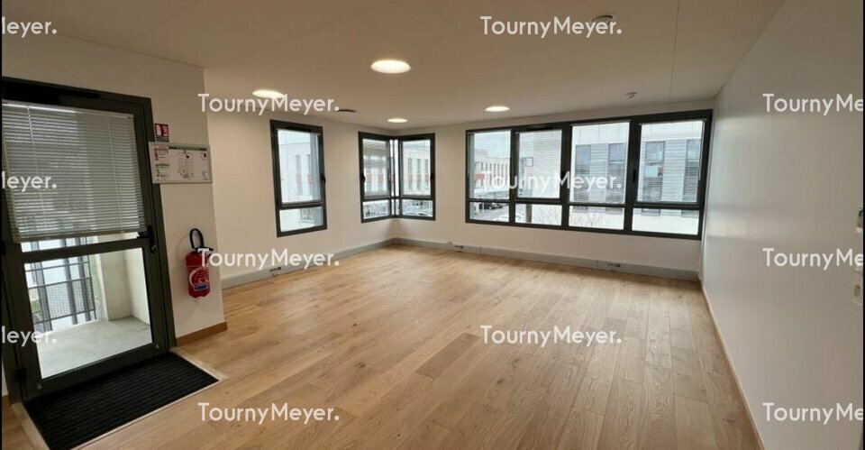 Office in Saint-Grégoire for lease - Interior Photo - Image 3 of 6