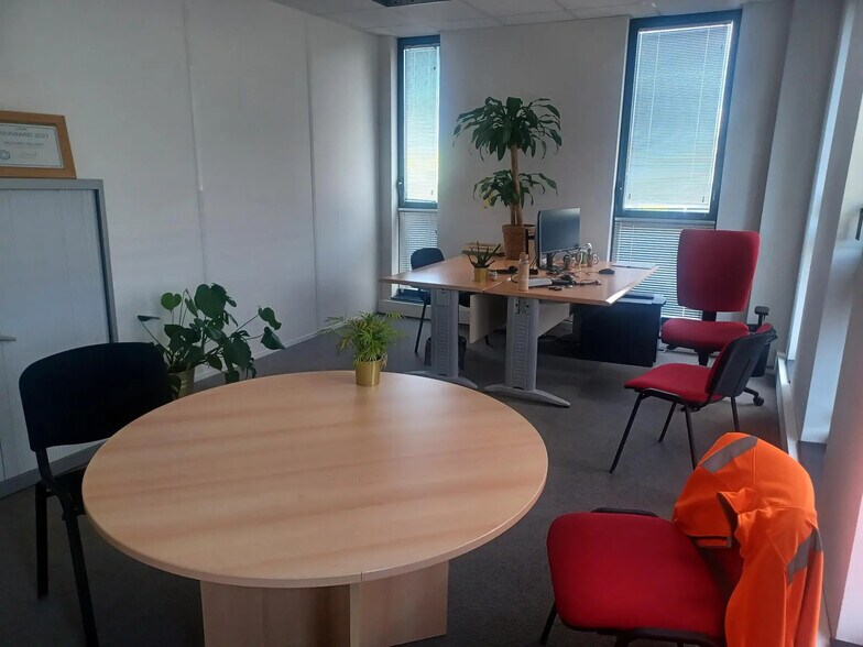 Office in Marseille for lease - Interior Photo - Image 2 of 6