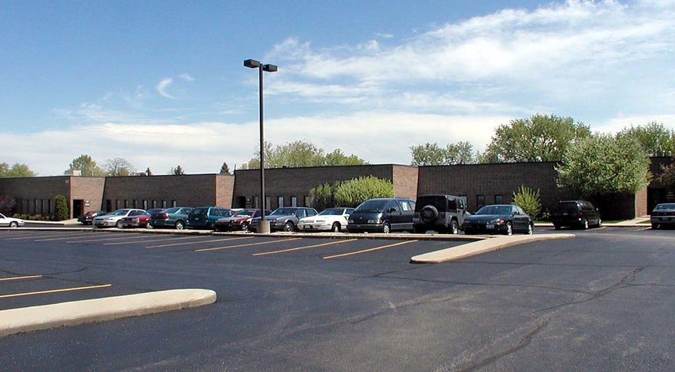 755-777 Edgewood Ave, Wood Dale, IL for lease - Building Photo - Image 2 of 9