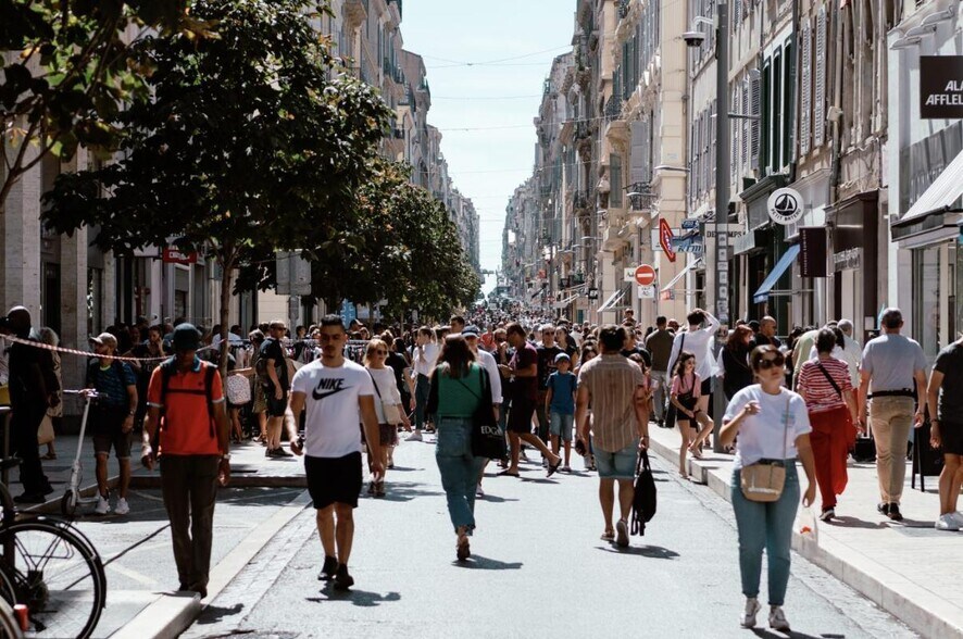 Retail in Marseille for lease - Building Photo - Image 1 of 4