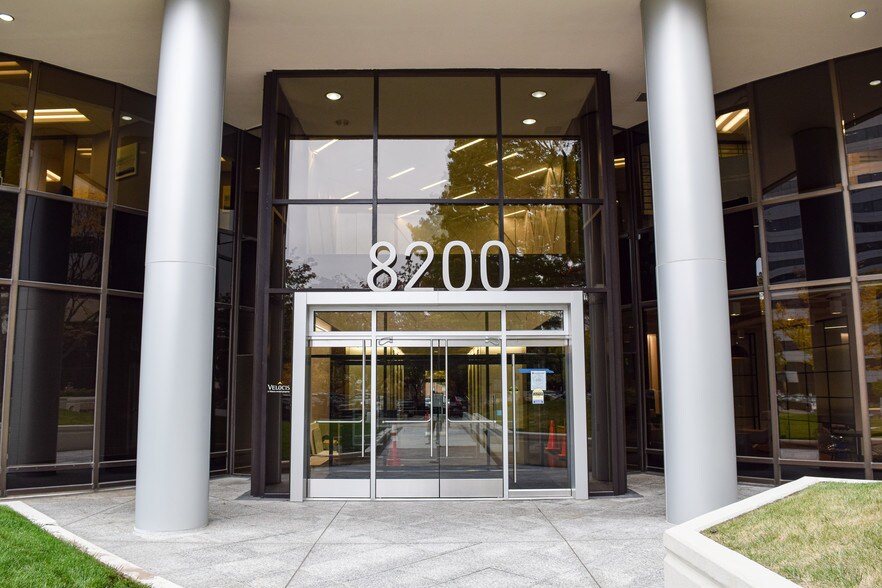 8200 Greensboro Dr, McLean, VA à louer - Photo du bâtiment - Image 3 de 16