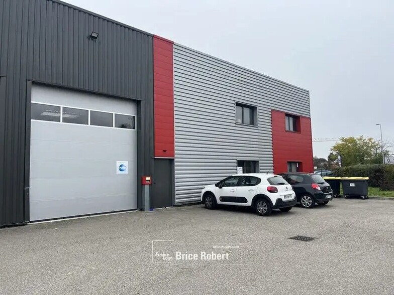 Bureau dans Pusignan à louer - Photo du bâtiment - Image 1 de 6