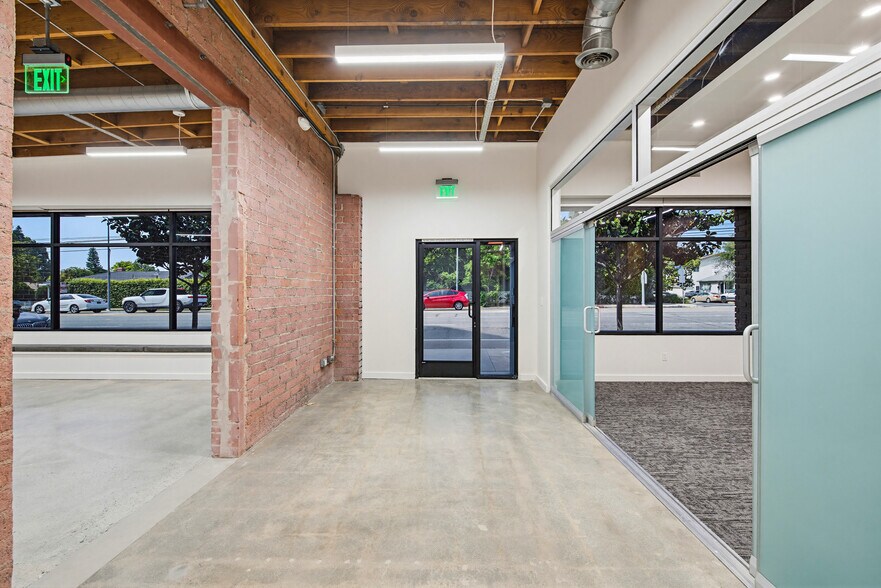 2558 Overland Ave, Los Angeles, CA à louer - Photo du bâtiment - Image 2 de 11
