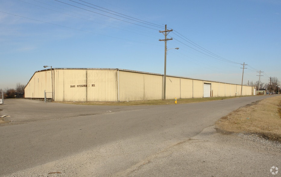 3840 Fitzgerald Rd, Louisville, KY à louer - Photo du bâtiment - Image 2 de 6