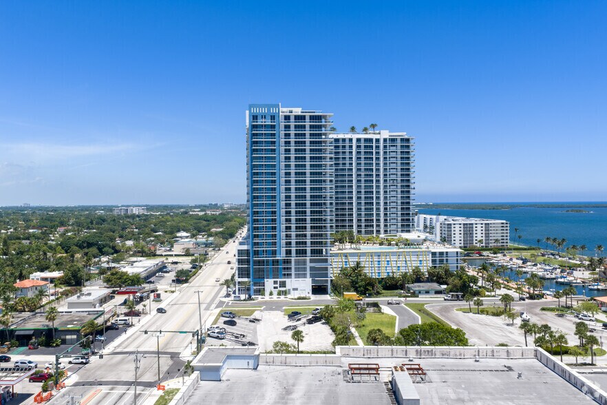220 Lake Shore Dr, Lake Park, FL à louer - Photo du bâtiment - Image 2 de 6