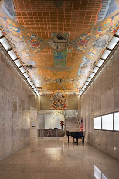 745 Fifth Ave, New York, NY for lease - Lobby - Image 2 of 7