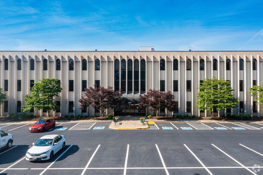 2807 N Parham Rd, Richmond, VA à louer - Photo du bâtiment - Image 2 de 3
