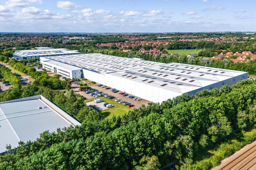 Bradbourne Dr, Milton Keynes à louer - Photo du bâtiment - Image 3 de 7