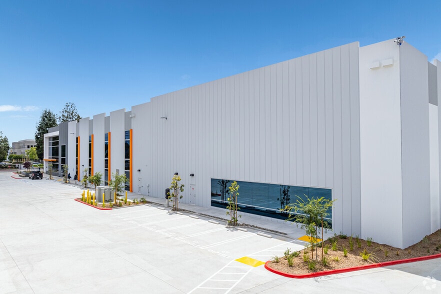 19900 Plummer St, Chatsworth, CA for lease - Building Photo - Image 2 of 10