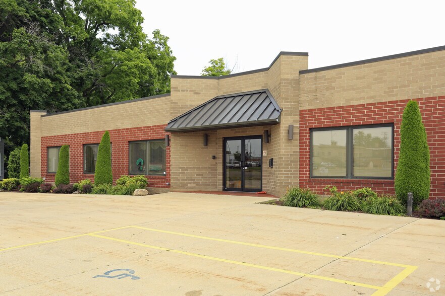 4510 Collins Blvd, Ashtabula, OH à vendre - Photo du bâtiment - Image 2 de 3