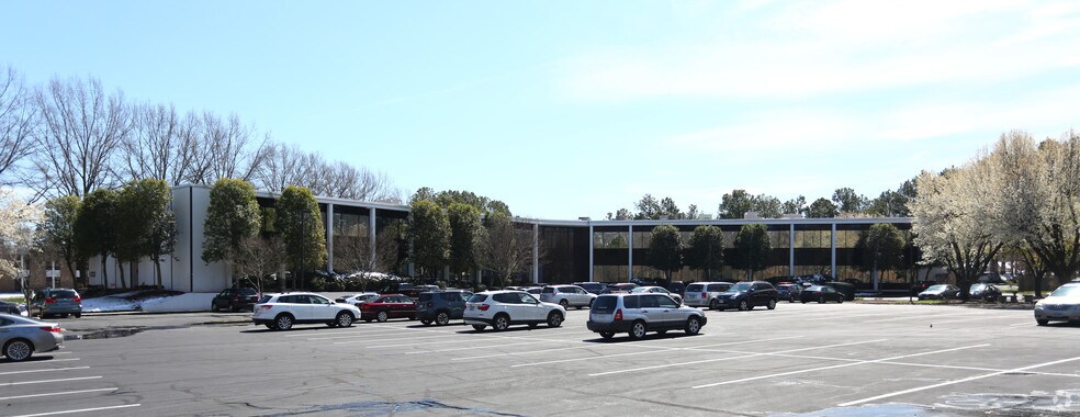 8100 Three Chopt Rd, Richmond, VA à louer - Photo principale - Image 1 de 18