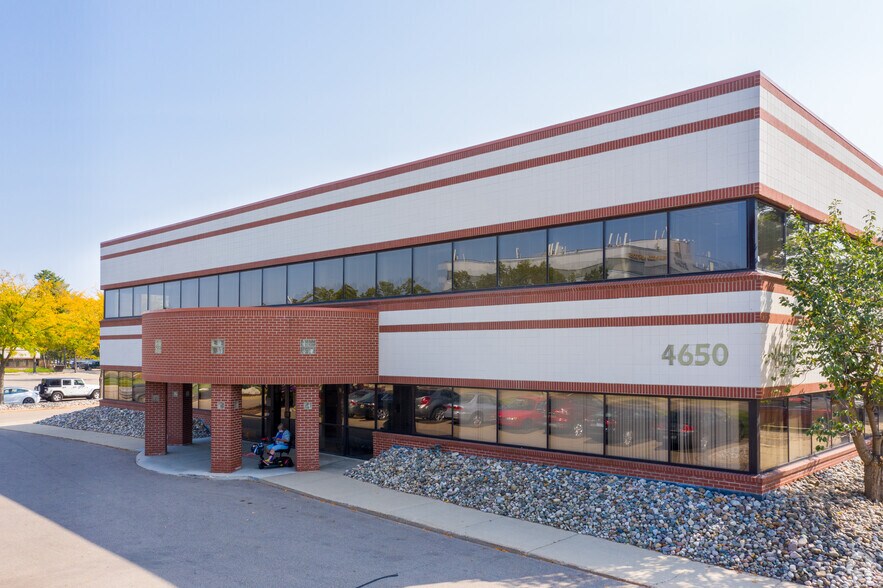 4650 S Hagadorn Rd, East Lansing, MI à louer - Photo du bâtiment - Image 3 de 10