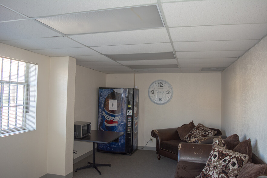 5834 Price Ave, Mcclellan, CA à louer - Photo du bâtiment - Image 3 de 5