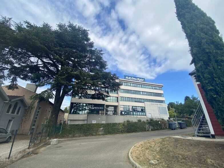1 Chemin Jean-Marie Vianney, Écully à louer - Photo du bâtiment - Image 1 de 15
