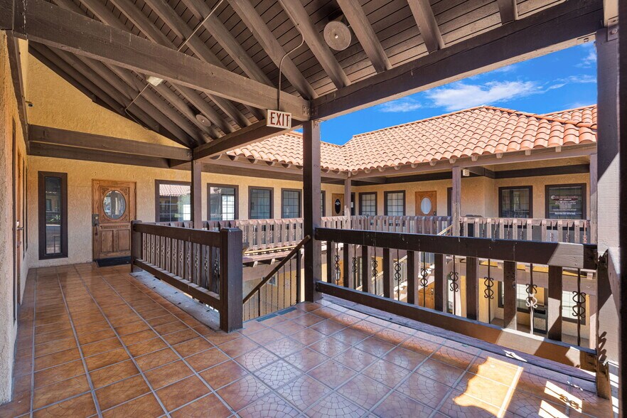 222 E Main St, Barstow, CA à vendre - Photo du bâtiment - Image 3 de 11
