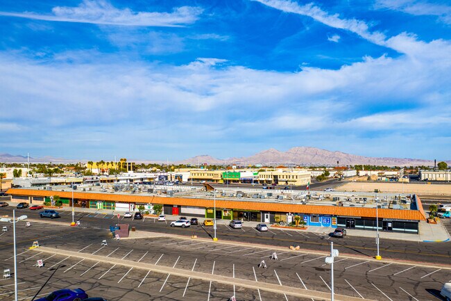 Plus de détails pour 953 E Sahara Ave, Las Vegas, NV - Commerce de détail à louer