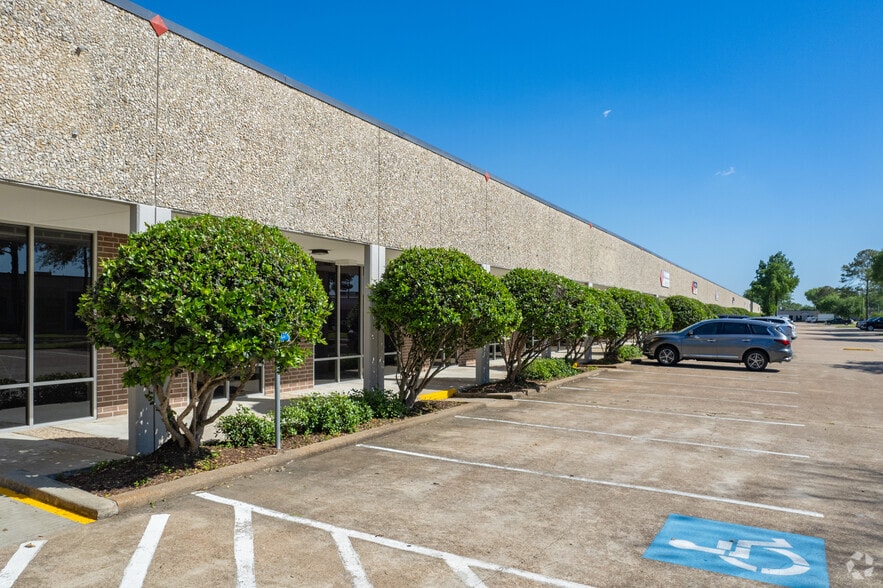 2501 Central Pky, Houston, TX for lease - Building Photo - Image 3 of 26