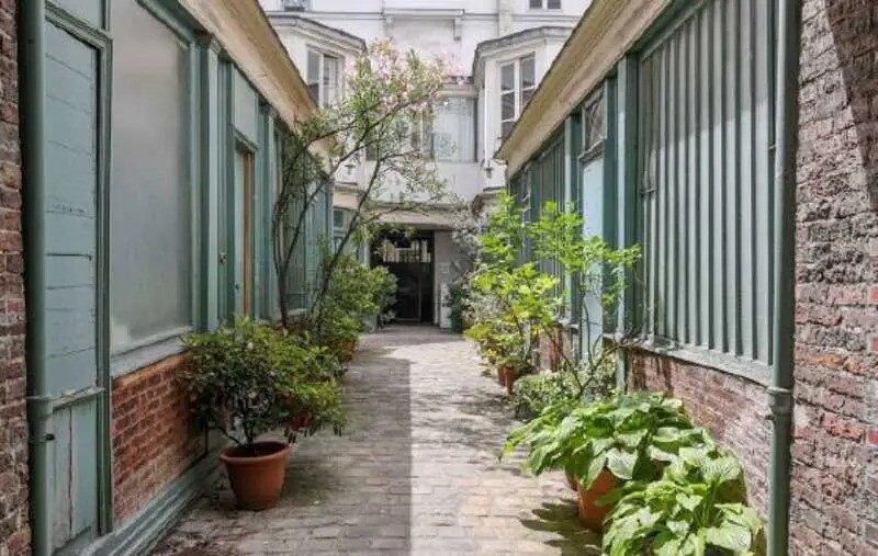 Immeuble residentiel dans Paris à vendre - Photo du bâtiment - Image 2 de 12