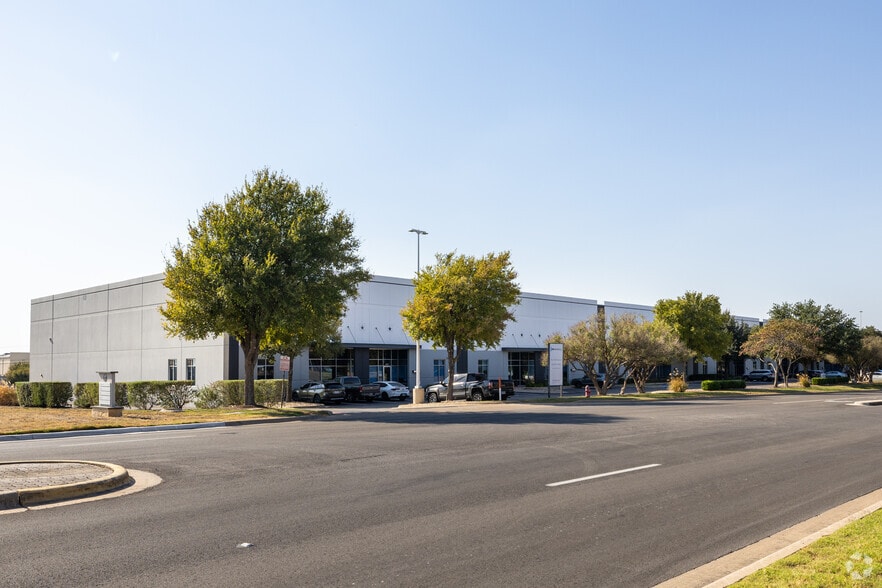 33 Cypress Blvd, Round Rock, TX for lease - Primary Photo - Image 1 of 14