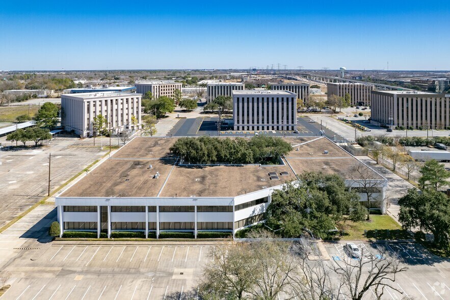 16650 Greenbriar Plaza Dr, Houston, TX à louer - Photo du bâtiment - Image 3 de 5