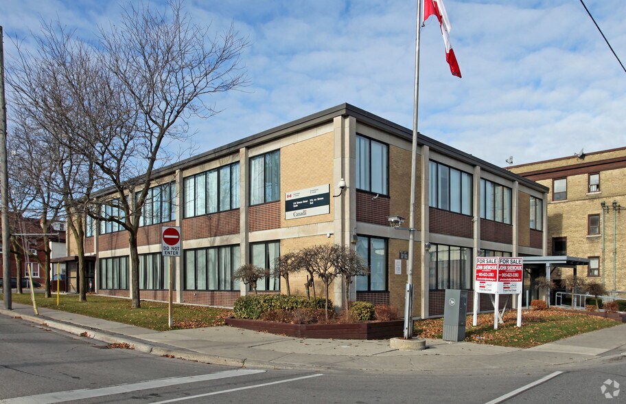 310 Simcoe St S, Oshawa, ON à louer - Photo du bâtiment - Image 3 de 10