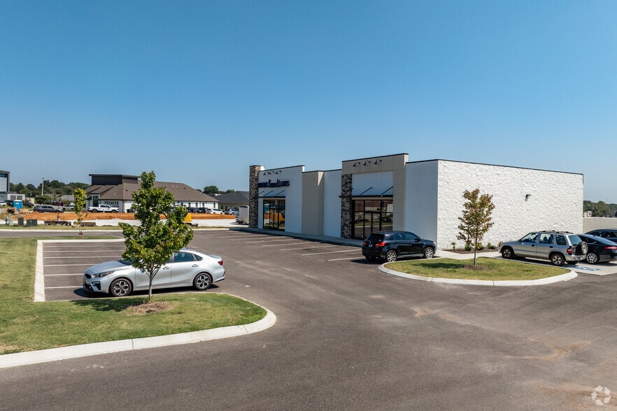 1373 Union University Dr, Jackson, TN for lease - Building Photo - Image 2 of 17