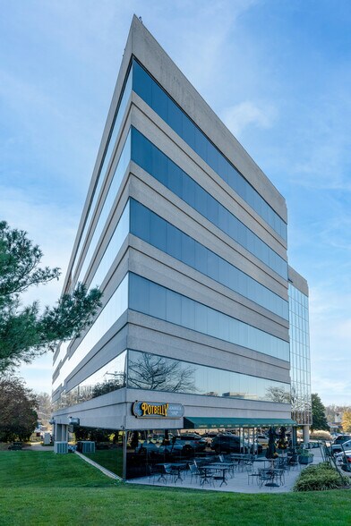 1577 Spring Hill Rd, Vienna, VA à louer - Photo du bâtiment - Image 2 de 11