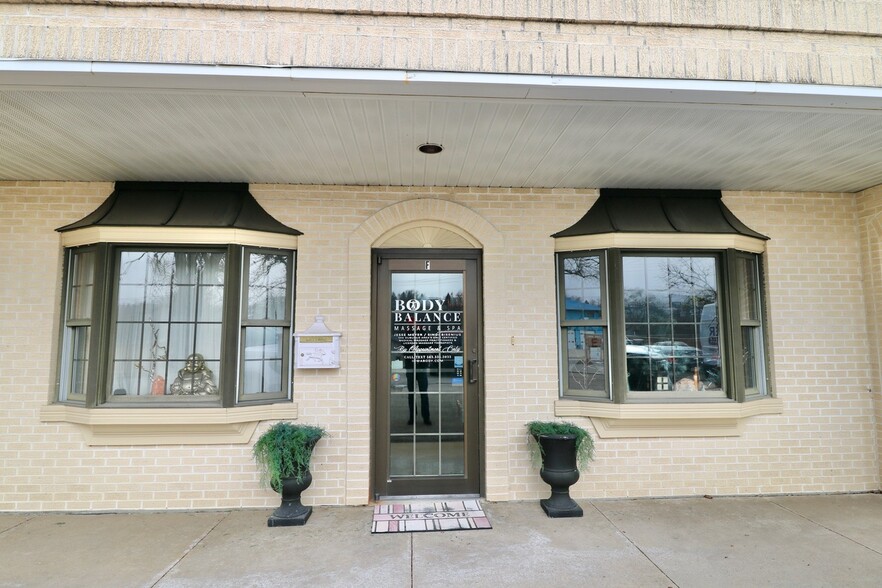 3343 Center Grove Dr, Dubuque, IA for lease - Building Photo - Image 2 of 5