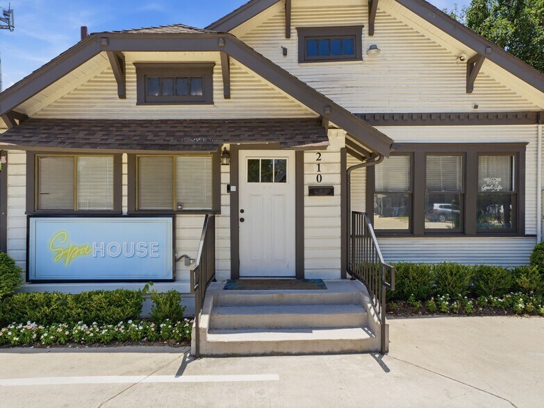210 W Pembroke Ave, Dallas, TX à louer - Photo du bâtiment - Image 3 de 21