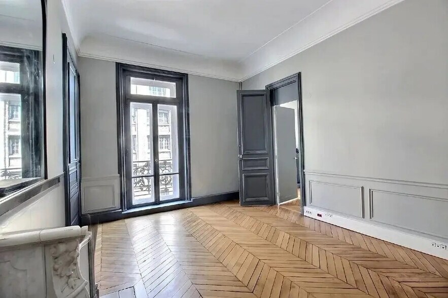 Office in Paris for lease - Building Photo - Image 3 of 7