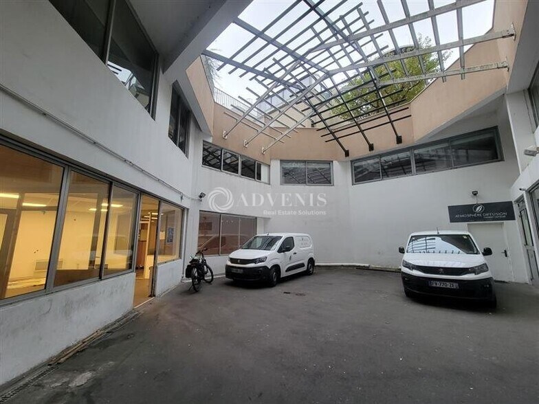 Flex in Courbevoie for lease - Building Photo - Image 1 of 8