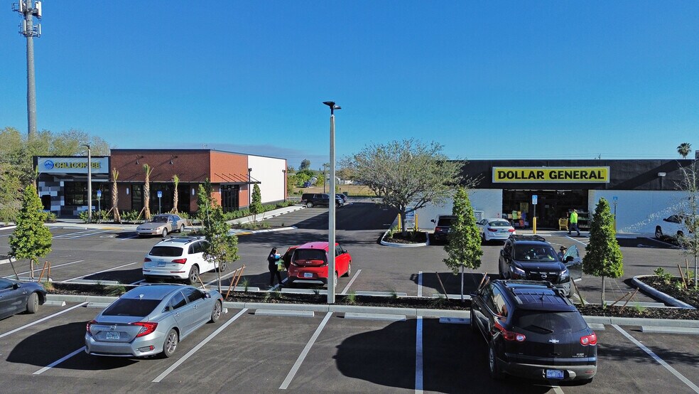 924-932 NE Pine Island Road portefeuille de 2 propriétés à vendre sur LoopNet.ca - Photo du bâtiment - Image 2 de 10