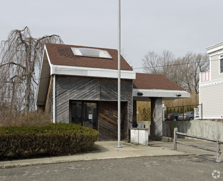 16 Spring St, Sag Harbor, NY for lease - Building Photo - Image 3 of 11
